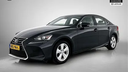 Zwart Gebruikt 2020 Lexus IS300h Business Edition Sedan | € 25.495 (Eerlijke prijs)