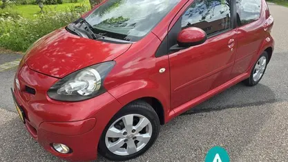 Occasion Toyota Aygo 68 PK (50 kW) 2011 Rood Hatchback