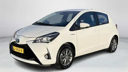 Wit Gebruikt 2018 Toyota Yaris Hybrid Design Hatchback | € 16.445 (Eerlijke prijs)