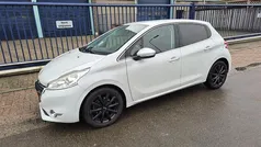 Wit Gebruikt 2014 Peugeot 208 Allure Hatchback | € 4.999 (Eerlijke prijs)