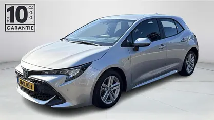Grijs Gebruikt 2022 Toyota Corolla Hybrid Hatchback | € 21.975 (Eerlijke prijs)