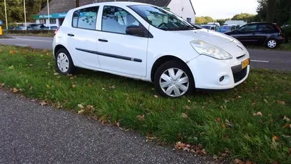 Wit Gebruikt 2010 Renault Clio II R.S. Hatchback | € 2.395 (Eerlijke prijs)