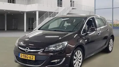 Bruin (metallic) Gebruikt 2013 Opel Astra Design Edition Hatchback | € 4.450 (Eerlijke prijs)