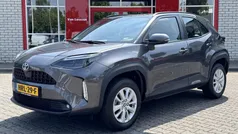 Grijs, metallic lak Gebruikt 2024 Toyota Yaris Cross SUV | € 28.900 (Eerlijke prijs)