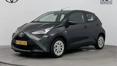 Grijs, metallic lak Gebruikt 2021 Toyota Aygo X-play Hatchback | € 11.985 (Eerlijke prijs)
