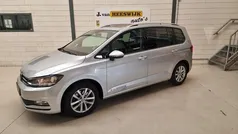 Grijs, metallic lak Gebruikt 2017 VW Touran MPV | € 17.750 (Eerlijke prijs)