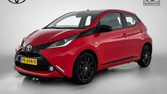 Rood, metallic lak Gebruikt 2015 Toyota Aygo X-clusiv Hatchback | € 10.995 (Eerlijke prijs)