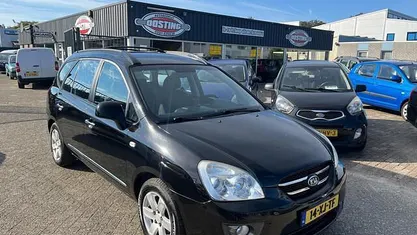 Zwart Gebruikt 2007 Kia Carens MPV | € 2.499 (Eerlijke prijs)