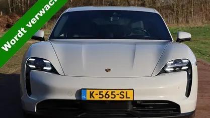 Grijs Gebruikt 2021 Porsche Taycan 4S Performance Package Sedan | € 56.900 (Eerlijke prijs)