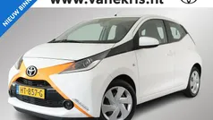 Wit Gebruikt 2016 Toyota Aygo X-play Hatchback | € 7.699 (Eerlijke prijs)