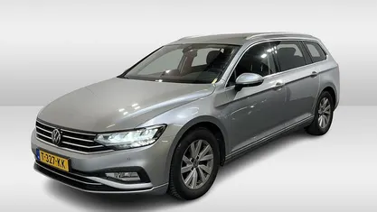 Grijs (metallic) Gebruikt 2023 VW Passat Business Stationwagen | € 31.750 (Goede deal)