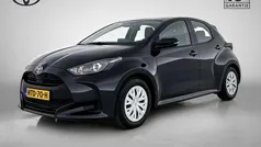 Zwart Gebruikt 2024 Toyota Yaris Hybrid Active Hatchback | € 23.445 (Eerlijke prijs)