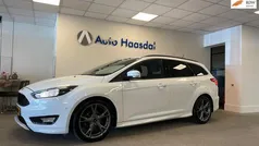 Wit, metallic lak Gebruikt 2018 Ford Focus ST-Line Stationwagen | € 11.990 (Eerlijke prijs)