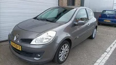Grijs Gebruikt 2009 Renault Clio II Collection Hatchback | € 1.750 (Eerlijke prijs)