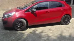 Rood Gebruikt 2013 Kia Rio Plus Hatchback | € 5.495 (Eerlijke prijs)