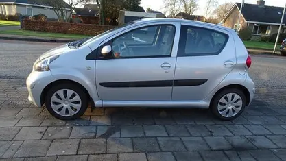 Occasion Toyota Aygo 68 PK (50 kW) 2006 Grijs (metallic) Hatchback