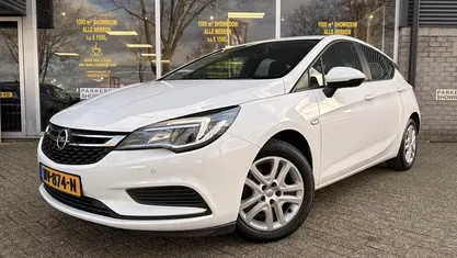 Wit Gebruikt 2017 Opel Astra Edition Hatchback | € 8.950 (Eerlijke prijs)