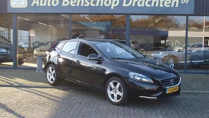 Zwart (metallic) Gebruikt 2013 Volvo V40 Momentum Hatchback | € 9.999 (Eerlijke prijs)