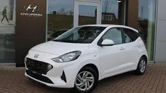Atlas white (saw) Gebruikt 2023 Hyundai i10 Comfort Hatchback | € 18.450 (Eerlijke prijs)