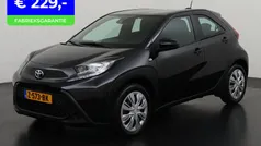 Zwart Gebruikt 2024 Toyota Aygo Play Hatchback | € 17.945 (Eerlijke prijs)