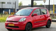 Rood, metallic lak Gebruikt 2005 Daihatsu Sirion Hatchback | € 1.645 (Eerlijke prijs)