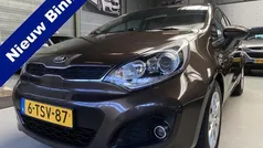 Bruin, metallic lak Gebruikt 2014 Kia Rio Hatchback | € 8.250 (Eerlijke prijs)