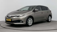 Bruin Gebruikt 2015 Toyota Auris Hybrid Hatchback | € 13.445 (Eerlijke prijs)