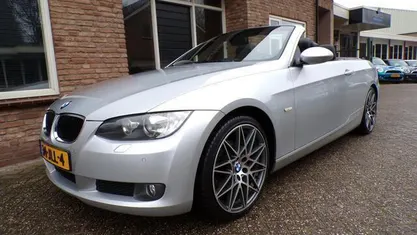 Grijs, metallic lak Gebruikt 2008 BMW 320 Cabriolet Executive Cabriolet | € 9.900 (Eerlijke prijs)