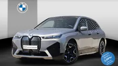 Oxidgrau metallic (grijs metallic) Gebruikt 2023 BMW iX Comfort Edition SUV | € 56.900 (Eerlijke prijs)