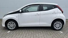 Wit Gebruikt 2021 Toyota Aygo X-play Hatchback | € 11.535 (Eerlijke prijs)