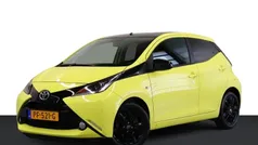 Geel, metallic lak Gebruikt 2017 Toyota Aygo X-cite Hatchback | € 13.950 (Eerlijke prijs)