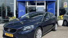 Blauw Gebruikt 2016 Volvo V40 Momentum Stationwagen | € 14.950 (Eerlijke prijs)