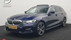 Blauw Gebruikt 2022 BMW 330e Luxury Line Stationwagen | € 34.940 (Goede deal)