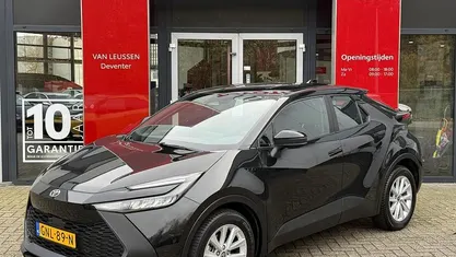 Zwart Occasion 2024 Toyota C-HR SUV | € 29.240 (Goede deal)