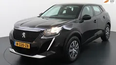 Zwart, metallic lak Gebruikt 2022 Peugeot e-2008 Active SUV | € 19.975 (Eerlijke prijs)