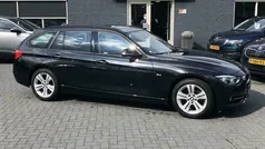 Zwart, metallic lak Gebruikt 2018 BMW 318 Executive Stationwagen | € 22.900 (Eerlijke prijs)
