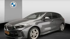 Mineralgrau metallic (grijs metallic) Gebruikt 2021 BMW 118 Basis Hatchback | € 24.900 (Goede deal)