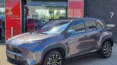Grijs, metallic lak Gebruikt 2024 Toyota Yaris Cross SUV | € 30.400 (Eerlijke prijs)