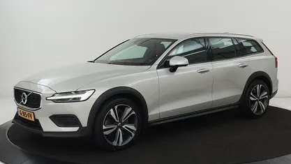 Grijs Gebruikt 2019 Volvo V60 CC Pro Stationwagen | € 26.900 (Eerlijke prijs)