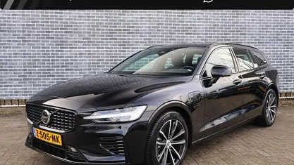 Zwart Occasion 2024 Volvo V60 Plus Stationwagen | € 40.394 (Eerlijke prijs)