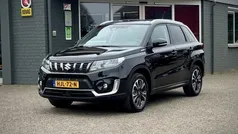 Zwart, metallic lak Gebruikt 2023 Suzuki Vitara Style SUV | € 28.950 (Eerlijke prijs)
