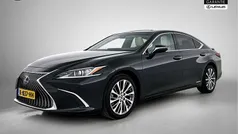 Gebruikt 2020 Lexus ES300H Luxury Line Sedan | € 38.450 (Eerlijke prijs)