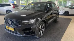 Zwart Gebruikt 2022 Volvo XC40 Plus SUV | € 35.450 (Eerlijke prijs)