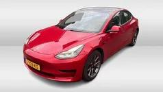 Rood (metallic) Gebruikt 2021 Tesla Model 3 Standard Range Sedan | € 24.950 (Eerlijke prijs)