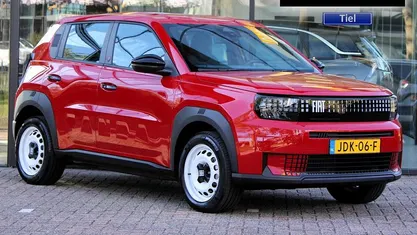 Occasion 2025 Fiat Grande Panda Red Hatchback | € 22.840 (Super prijs)