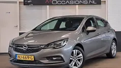 Bruin Gebruikt 2017 Opel Astra Edition+ Hatchback | € 8.995 (Eerlijke prijs)