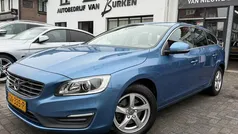 Blauw, metallic lak Gebruikt 2015 Volvo V60 Momentum Stationwagen | € 15.950 (Eerlijke prijs)