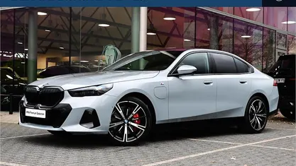 Gebruikt 2025 BMW 550e Executive Sedan | € 79.950 (Eerlijke prijs)