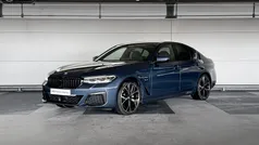 Arctic race blue metallic (blauw metallic) Gebruikt 2023 BMW 530e Comfort Edition Sedan | € 46.500 (Goede deal)
