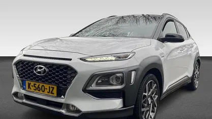 Licht wit metallic Occasion 2021 Hyundai Kona Premium SUV | € 22.430 (Eerlijke prijs)
